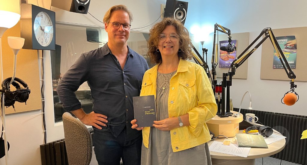 Canal M (@canal_m) on Twitter photo 📚🎧 Martin Bélanger présente son roman «La fin de nos programmes» qui allie récit et extraits radiophoniques.
Pour en savoir plus, écoutez Aux Quotidiens avec <a href="/HeleneHD/">Hélène Denis</a>.
👉 bit.ly/44BMbMt
#livrequébécois #radio #récit #roman 📚🎧 Martin Bélanger présente son roman «La fin de nos programmes» qui allie récit et extraits radiophoniques.
Pour en savoir plus, écoutez Aux Quotidiens avec <a href="/HeleneHD/">Hélène Denis</a>.
👉 bit.ly/44BMbMt
#livrequébécois #radio #récit #roman