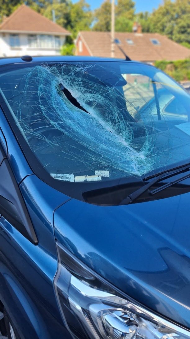 brightonsnapper's tweet image. Lose picnic table flew into the path of this van at 09.37 hrs yesterday, westbound on A27 near Lyon’s Farm if anyone has any dashcam footage I’ll put you in contact with the owner #worthing 
#insecureload
#dangerouscondition