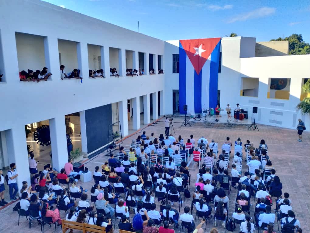 CNEArtCuba's tweet photo. Dio inicio en la Escuela Nacional de Artes Visuales "San Alejandro" #Cuba el Acto Nacional por el inicio del #NuevoCursoEscolar  2023-2024 de las #EscuelasDeArte. #ElArteDeEnseñarElArte #CubaEsCultura #CubaÚnica
🔻Más Información🔻
https://t.co/MOVWx0AaaX https://t.co/7CXqtr1huX