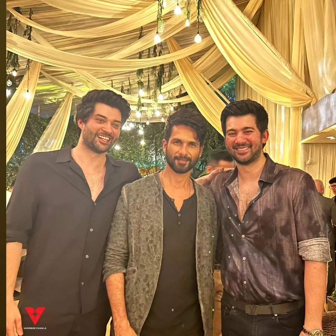 Shahid Kapoor with #RajveerDeol and #KaranDeol at their dad's celebration success party for #Gadar2 @shahidkapoor #ShahidKapoor #MiraKapoor #MishaKapoor #ZainKapoor #Shanatics #Farzi #BloodyDaddy #shahidkapoor_crazy_fans