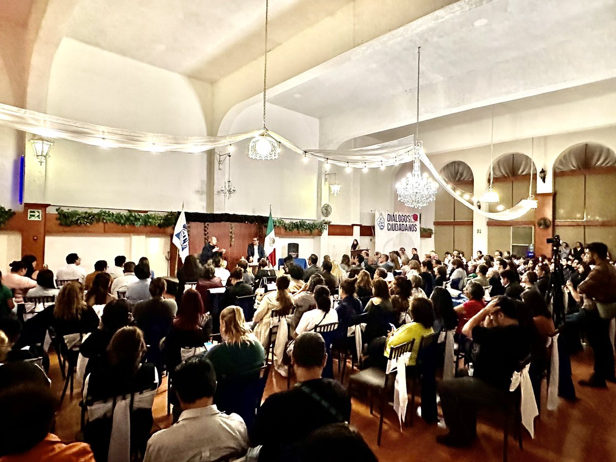 MayeliRuizO's tweet photo. Ayer por la noche se llevó a cabo una nueva edición del foro Diálogos Ciudadanos, organizado por CDDT PAN de Miguel Hidalgo, en esta ocasión nos acompañó el gran periodista @aguilarcamin, quien nos compartió su visión rumbo al 2024, lo que él mismo denomina como: El Gran Desafío.

Acompañado de nuestro Presidente @jorgerealsanchz nuestro Alcalde @mauriciotabe y la militancia de Miguel Hidalgo, el periodista intercambió opiniones y respondió a diversas dudas que desde su perspectiva, es lo que debemos de hacer desde nuestras posiciones como funcionarios y sociedad civil para lograr el cambio que Mexico necesita.

#GenteLindaMH
#DiálogosCiudadanos