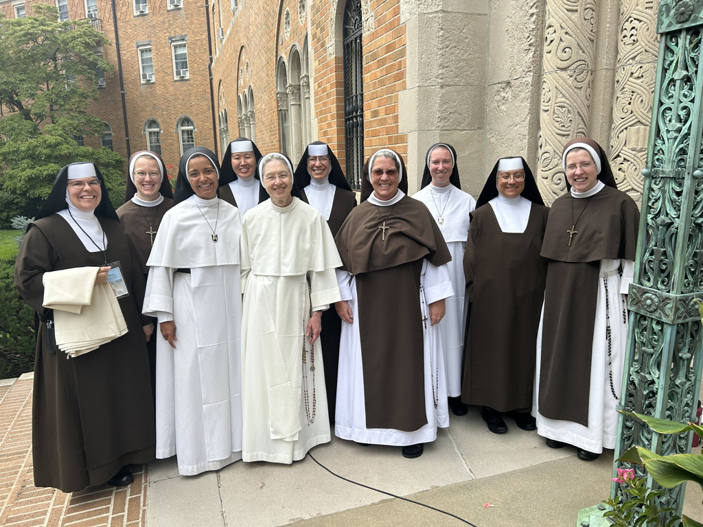 Sr. Mercedes and Sr. Maria Canisius loved spending time with vocation directors at the NCDVD on Long Island, including their Dominican brothers and other religious! @dominicanfriars @opcentral @opsouth @women_religious. Thank you, Rose Sullivan!
#catholic #catholicchurch #DSMME
