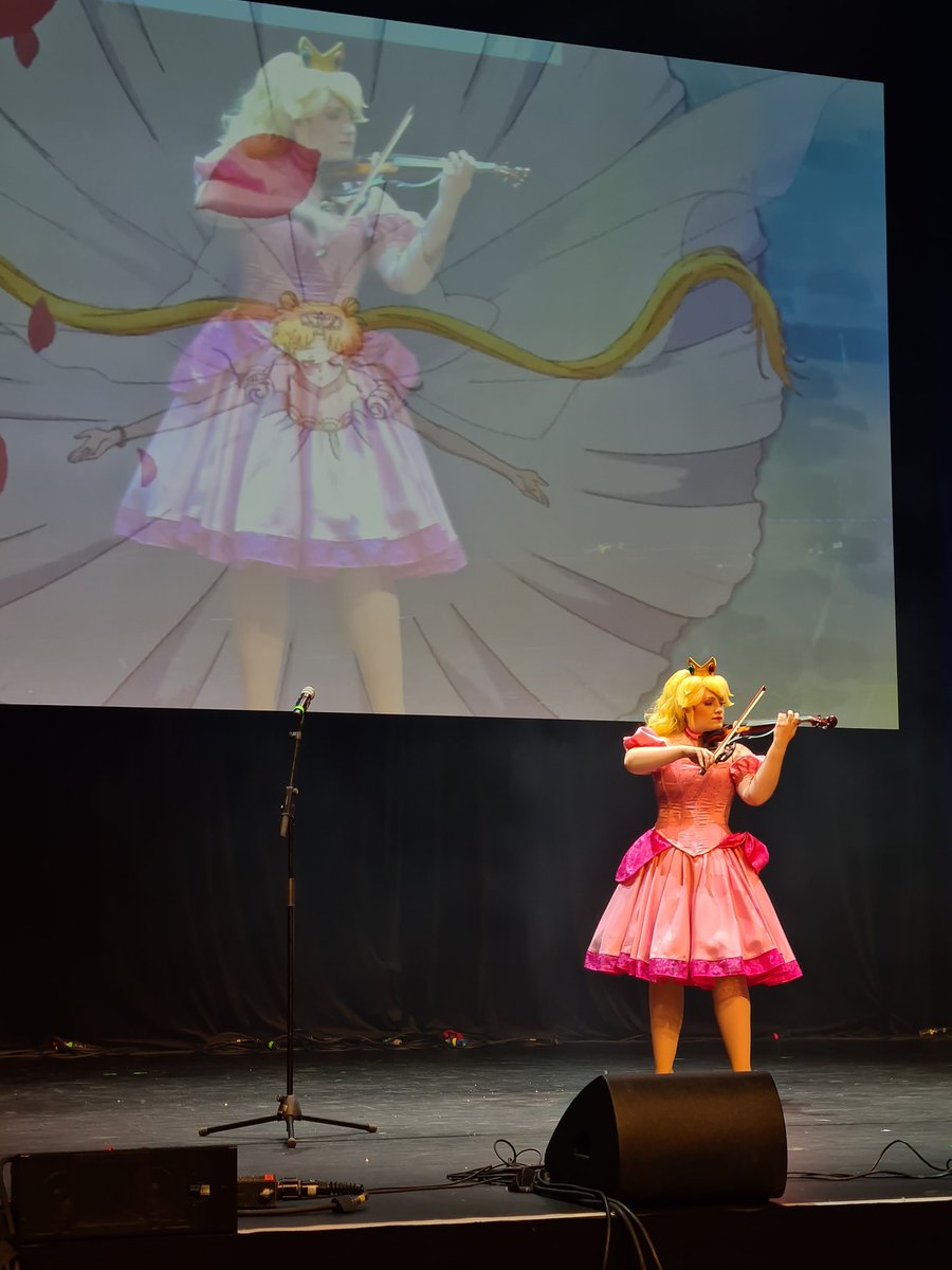 Toriyuca_arts's tweet photo. Wahh @Connichi ist vorbei und ich bin sooo mega happy, dass alles geklappt hat 😁. Erstes mal alleine auf einer großen Bühne: check ✅️ https://t.co/FULwcz4nvT