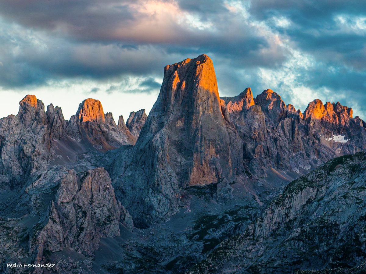 Si el amanecer de hoy fue espectacular, el atardecer no será menos así que, hala, corred, preparad los móviles que esto promete. 
📌 Picu Urriellu
📷 <a href="/pedrofdez7/">pedrofdez7</a>