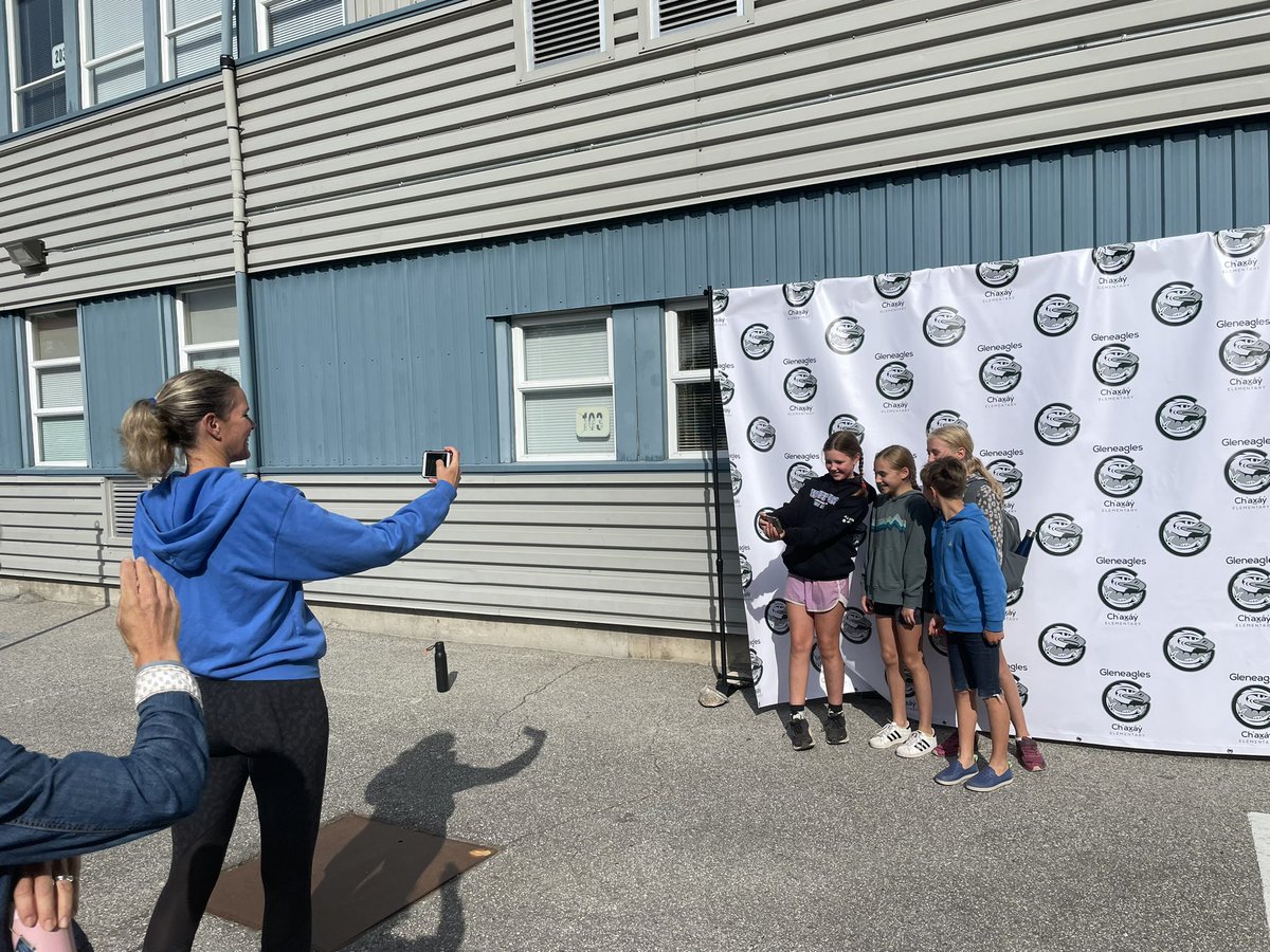 gleneagles_news's tweet photo. Such an energizing welcome back this morning at GEC… our new staff shirts and community photo board were well received! Thank you to our PAC executive for so warmly welcoming our families with coffee, tea, and treats. It’s going to be a great year! #westvaned #TeamGEC https://t.co/mKgDQ1k5U7