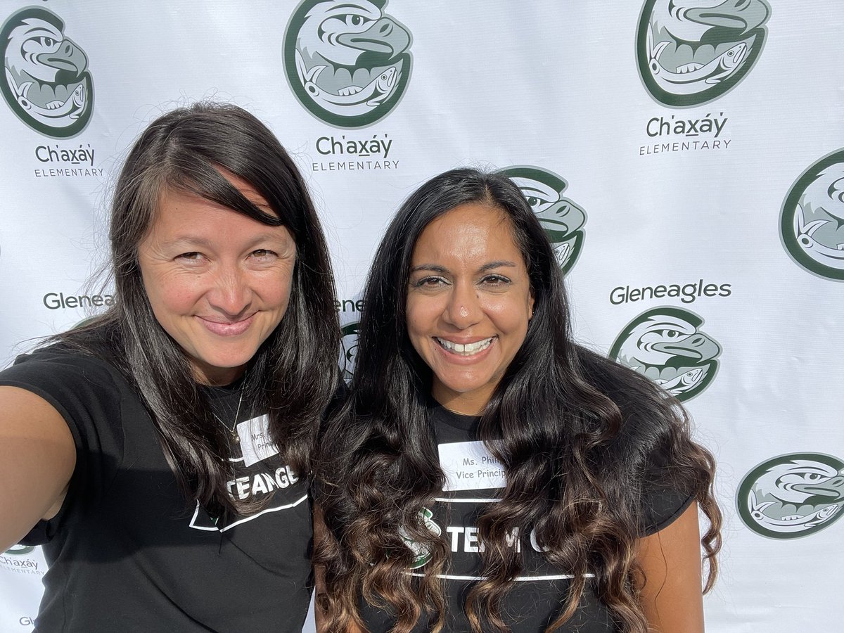 gleneagles_news's tweet photo. Such an energizing welcome back this morning at GEC… our new staff shirts and community photo board were well received! Thank you to our PAC executive for so warmly welcoming our families with coffee, tea, and treats. It’s going to be a great year! #westvaned #TeamGEC https://t.co/mKgDQ1k5U7