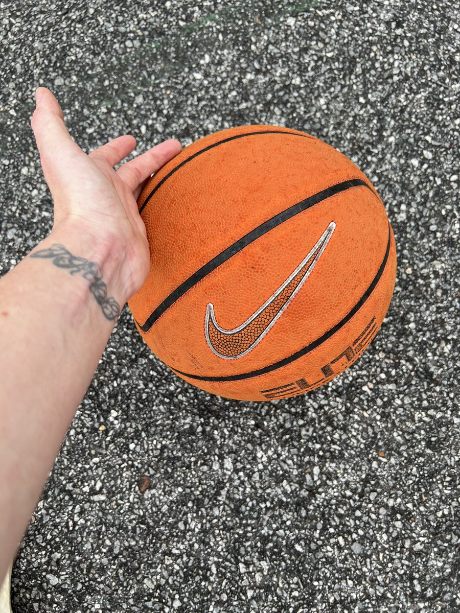 KeeliKayyy's tweet photo. Thinking it’s a perfect day for a basketball workout 🏀 🌞 https://t.co/rxrqtzzAcJ