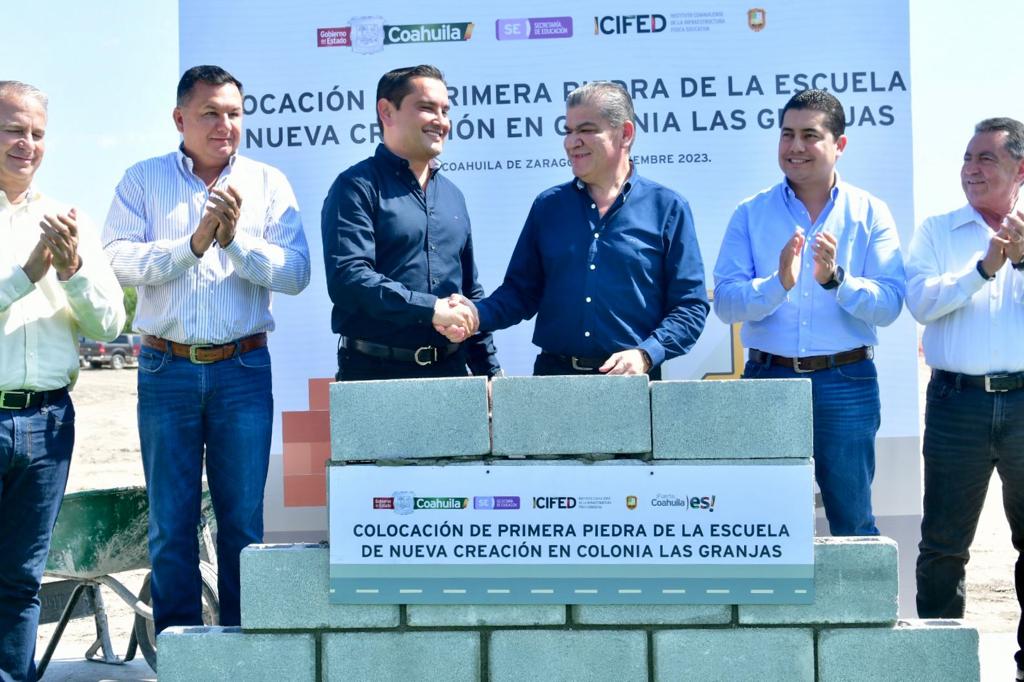 mrikelme's tweet photo. Arrancamos nuestra gira de trabajo por la región #5Manantiales, junto al alcalde Pepe Díaz Gutierrez, colocando la primera piedra de lo que será una nueva escuela primaria en la colonia La Granja. (1/2) https://t.co/djyNS43gjT