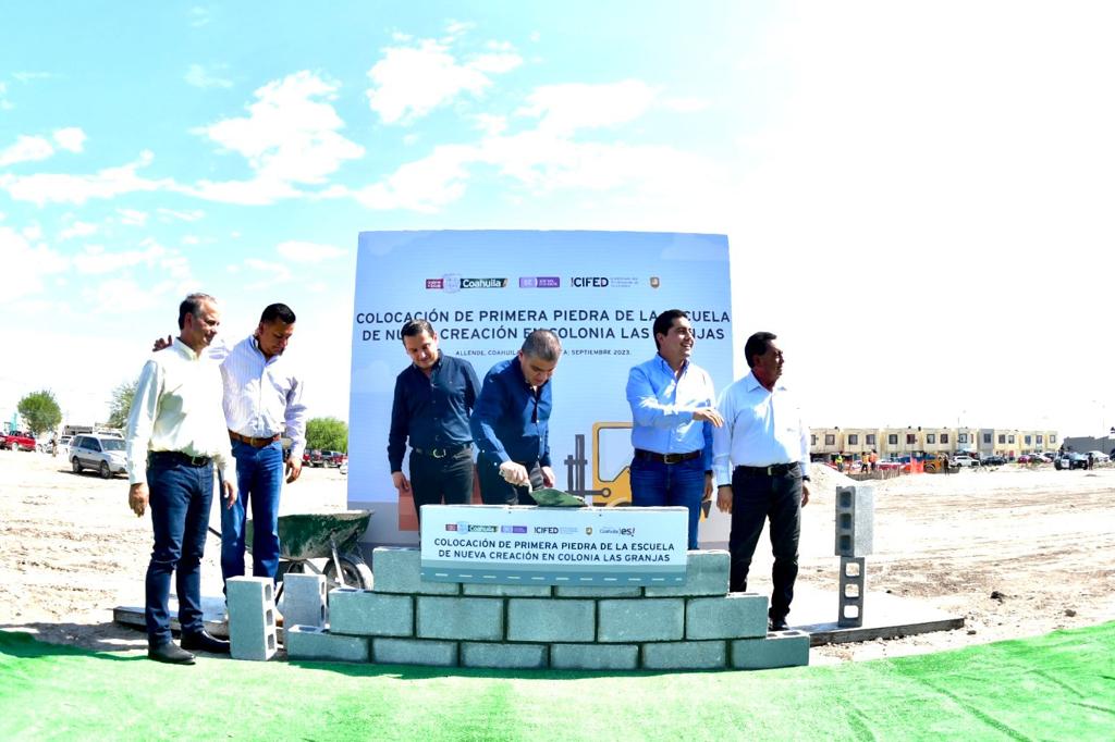 mrikelme's tweet photo. Arrancamos nuestra gira de trabajo por la región #5Manantiales, junto al alcalde Pepe Díaz Gutierrez, colocando la primera piedra de lo que será una nueva escuela primaria en la colonia La Granja. (1/2) https://t.co/djyNS43gjT