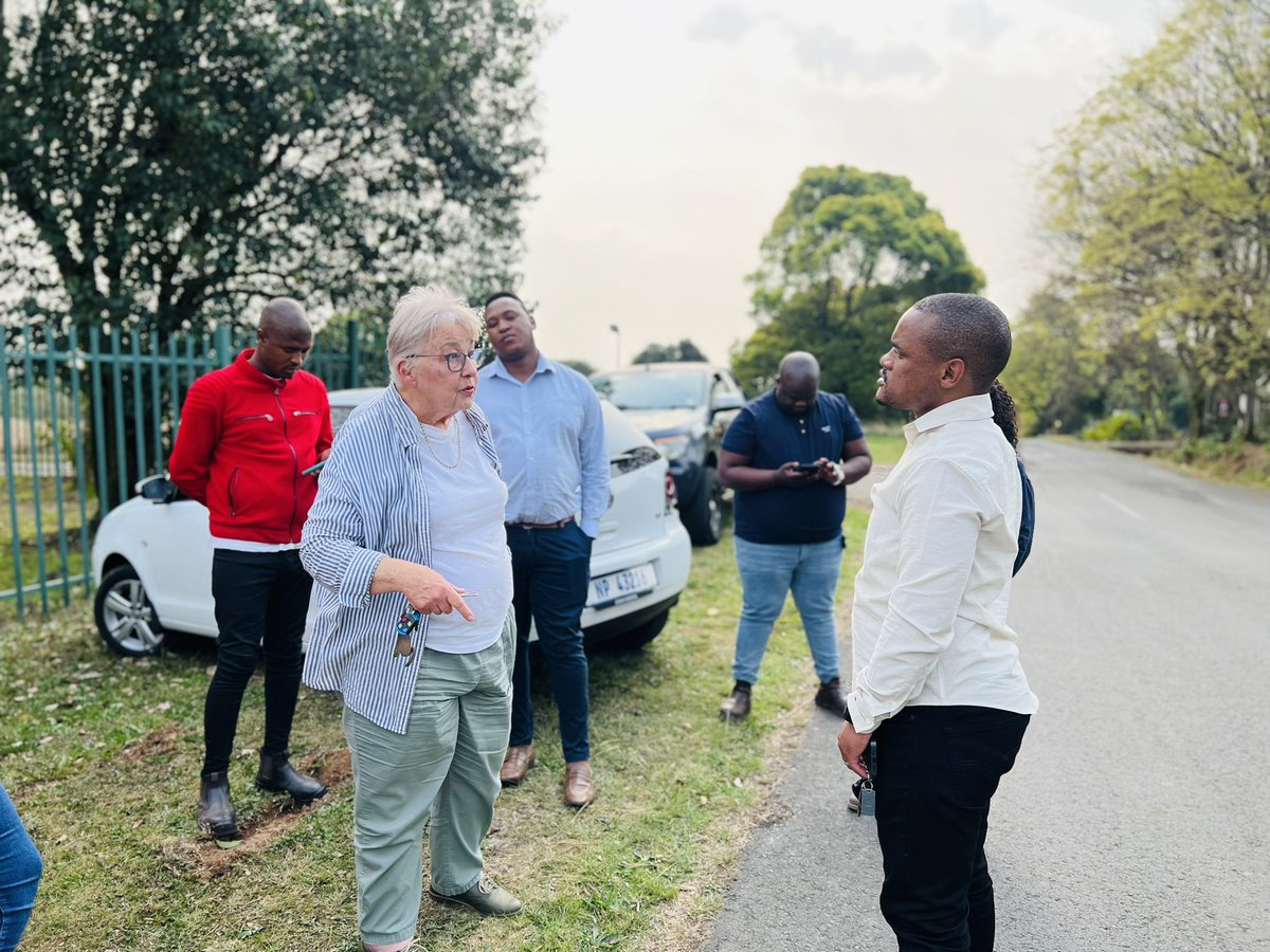 UmngeniLocal's tweet photo. A MUNICIPALITY AT WORK

The next MIDMAR aligned project to be handed over was the resurfacing of 470 meters of road, pothole patching, asphalt overlay and road markings on Hilary  and Primula Roads in Hilton also in Ward 7. 
The project is valued at R1 625 114,45.

#MIDMAR https://t.co/CLmgiyKSzG