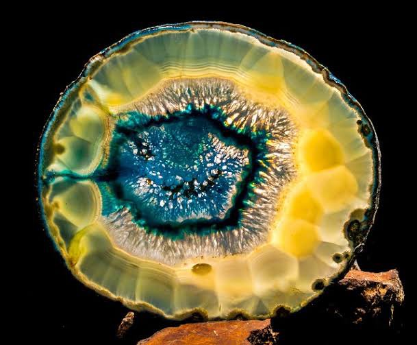 瑪瑙の断面、この世に存在しちゃいけないもの見てる気がして胸がぞわぞわするのだ……