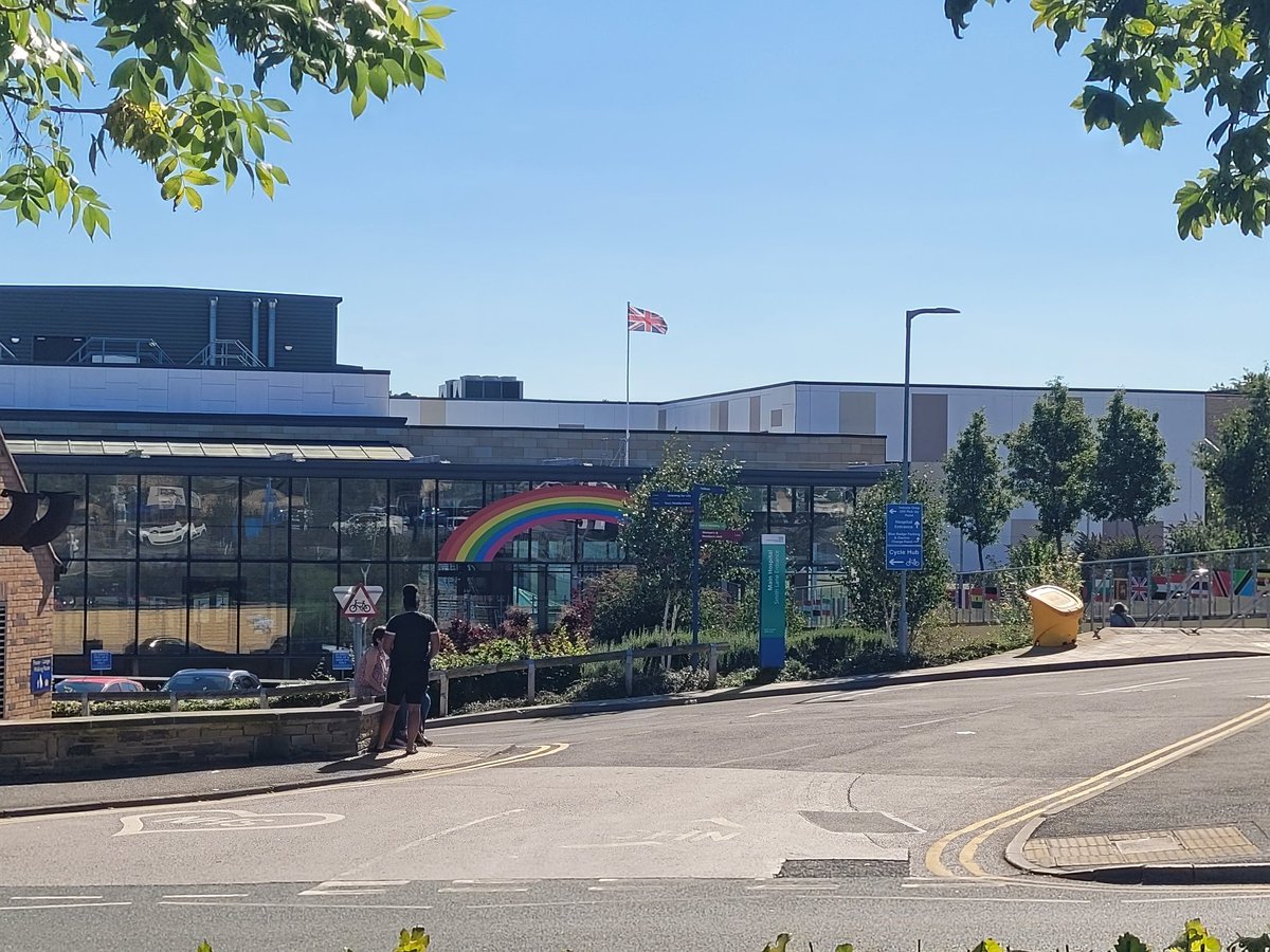 jessicaparker57's tweet photo. The sun always shines at @BTHFT.  With @MissAbiFox @CityWBNHub learning about this wellbeing hub!  Brill to meet @HelenSpeight from @aco_bradford again after about 10 years!! https://t.co/5yqkgLva9f