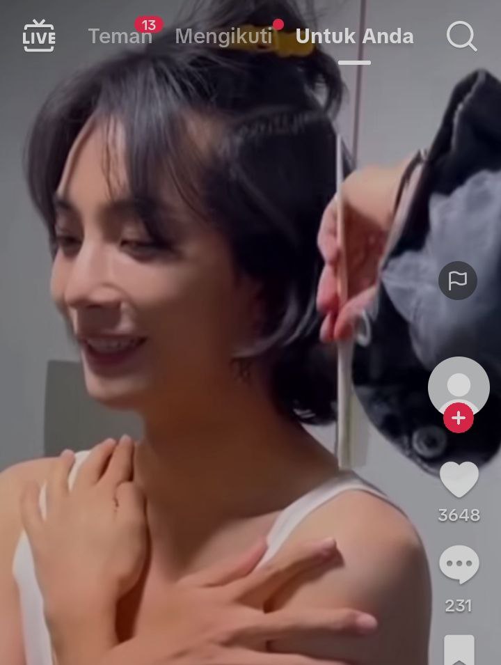 starfess's tweet photo. -star lewat fyp, sender kira aktris atau member gg darimana gitu, ternyata jeonghan seventeen 😭😭😭 sender sampe rada ga percaya, soalnya sender juga ga kenal banget sama seventeen. cantik ya dia 😭😭😭😭 https://t.co/2QzQ0wmN7R