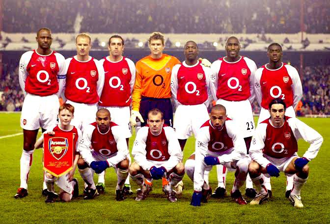 Team Of The Day : Arsenal "The Invincibles" (2003/04)🏴󠁧󠁢󠁥󠁮󠁧󠁿

Momen apa yang kalian ingat dari Skuat ini?  

Berikut adalah rincian singkat Arsenal di Premier League musim 2003/04:

Rekor Tak Terkalahkan:
- Arsenal bermain 38 pertandingan dalam musim Liga Premier 2003-2004.
- Mereka