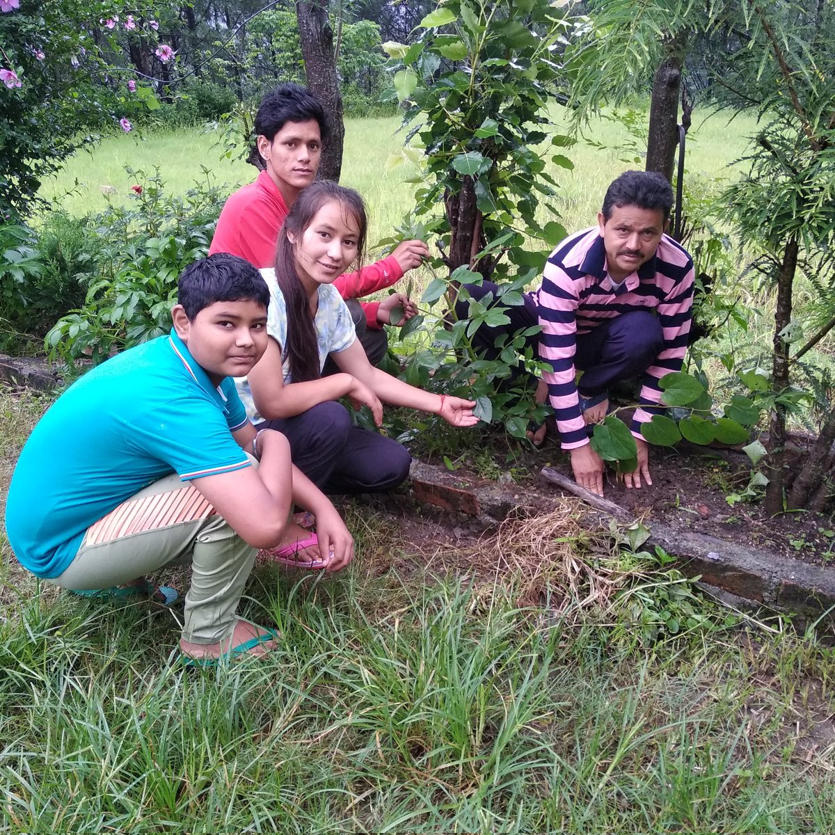 जड़ी बूटी दिवस के शुभ अवसर पर आदर्श विद्या मंदिर कोठियाल सैन (चमोली) के योग साधकों द्वारा गिलोय की पौध का रोपण किया गया।