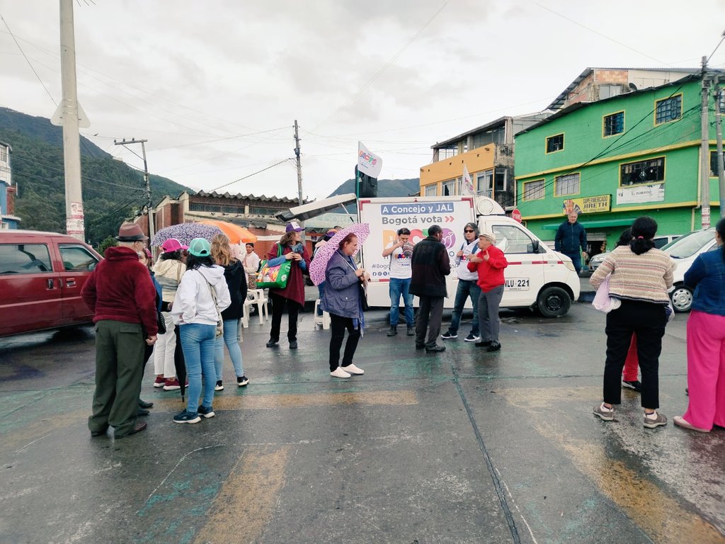 PactoSantaFe's tweet photo. Así fue nuestro lanzamiento de campaña en los barrios de nuestra localidad. Las calles y sus habitantes son nuestro escenario para socializar esta apuesta de una lista cerrada conformada en su mayoría por mujeres. ¡Mujeres de barrio por el poder local!💜✊️ @GustavoBolivar https://t.co/F401GKAEKD