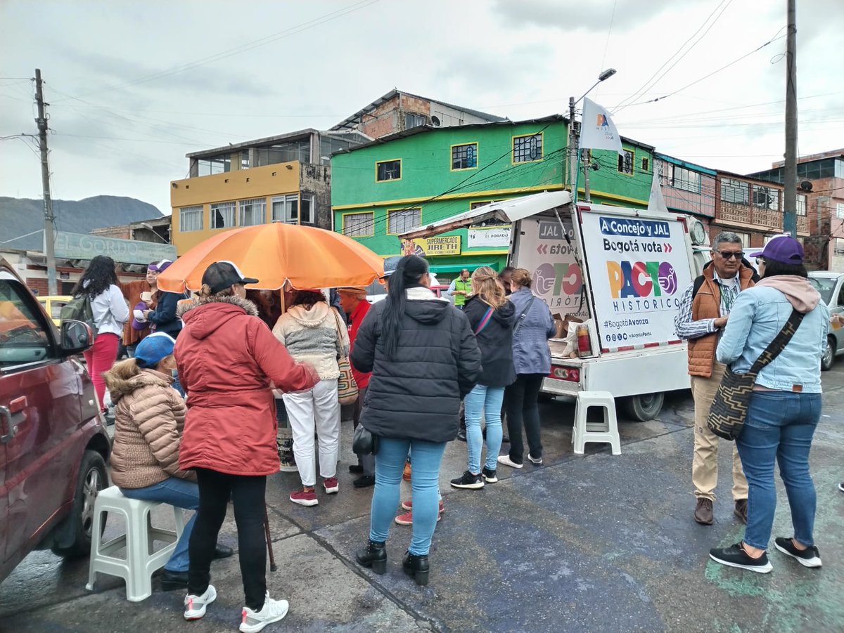 PactoSantaFe's tweet photo. Así fue nuestro lanzamiento de campaña en los barrios de nuestra localidad. Las calles y sus habitantes son nuestro escenario para socializar esta apuesta de una lista cerrada conformada en su mayoría por mujeres. ¡Mujeres de barrio por el poder local!💜✊️ @GustavoBolivar https://t.co/F401GKAEKD