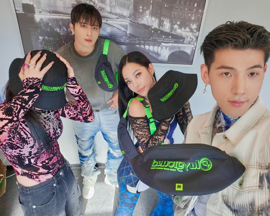 KARD_Official's tweet photo. [#KARD] 
🚨 KEEP GOING 🚨
2023 KARD WORLD TOUR 〈PLAYGROUND〉 in Europe

OFFICIAL MERCH
▶ https://t.co/YVzULGiuMp

#KARD #카드
#KARDTOUR #2023KARDTOUR_PLAYGROUND
#PLAYGROUND_KARD https://t.co/qvQsCgHcIX