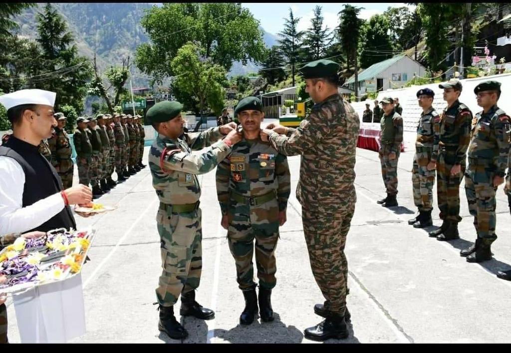 vikramSSingh24's tweet image. UP CM @myogiadityanath ‘s brother recently got promoted to rank of Subedar Major in Indian Army.
Congratulations....
#IndianArmy 
#YogiAdityanath