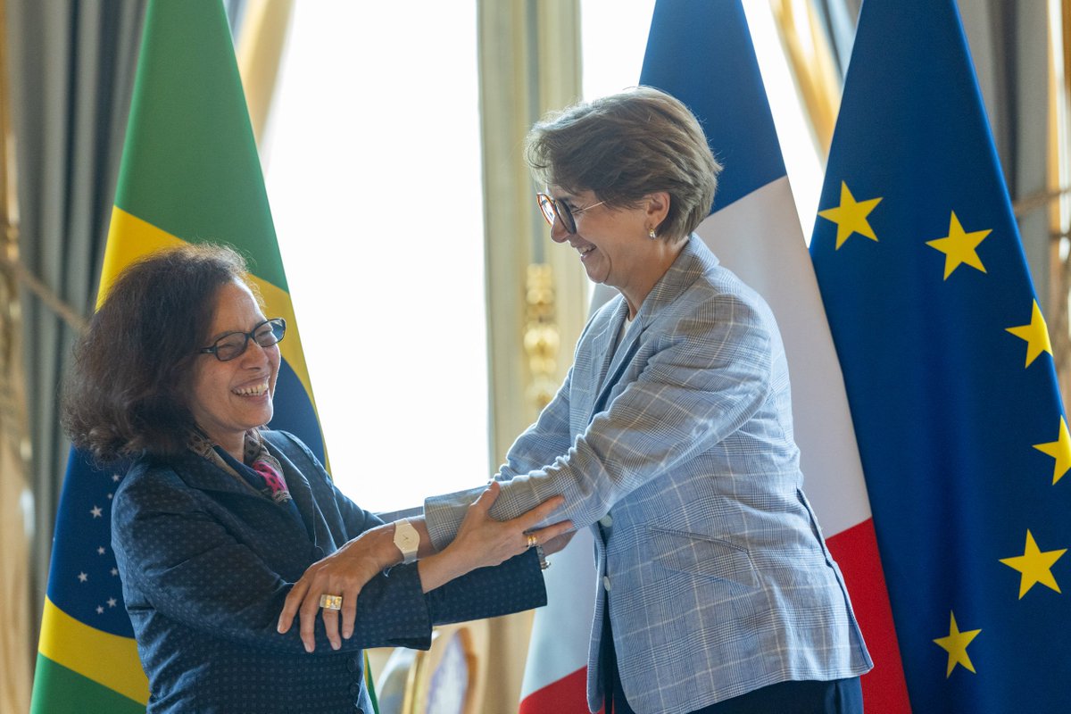 amdescotes's tweet photo. La France et le Brésil poursuivent leur dialogue, en confiance. Avec la SG de l' @ItamaratyGovBr nous avons échangé sur les nombreuses coopérations 🇨🇵🇧🇷, dans les enceintes multilatérales mais aussi de part et d'autre de notre frontière commune. https://t.co/4B0UmHlw0t