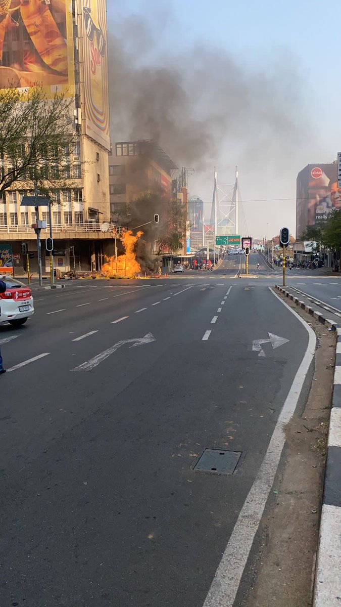 buhlembhele_'s tweet photo. JUST IN: De Korte Street corner Bertha in Braamfontein Johannesburg is up in flames, it is alleged to be a gas explosion. Routes closed to traffic, emergency services are attending to the scene. Full details will follow after confirmation as to what caused the fire.
📸: supplied https://t.co/8Ma2gCk9dO