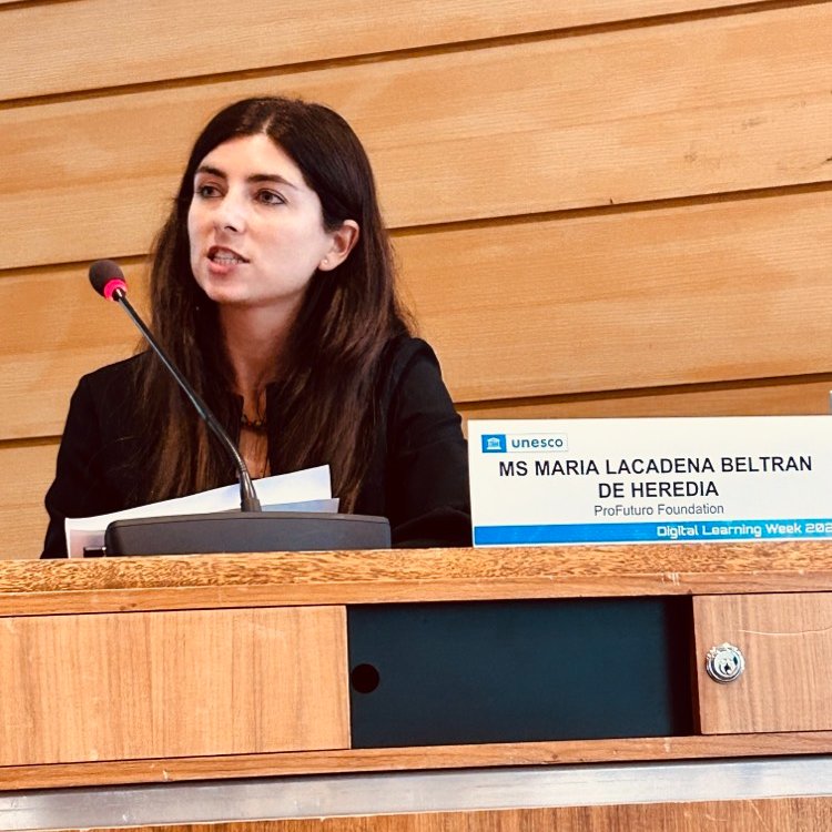 eACNUR's tweet image. Entre los temas tratados, se ha destacado la importancia de adaptar contenidos educativos a contextos humanitarios y las lecciones aprendidas de la propia experiencia de ACNUR implementando el proyecto de #EducaciónConectada de la mano de @ProFuturo_ en Ruanda, Nigeria y Zimbabue