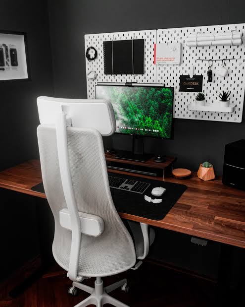 A bit of productive desk setup ideas 🖥⌨️🖱🎧. 

Want the flip clock screensaver for $0? 
Comment “Screensaver”

If you’re an Agency owner that wants to organise their business and wants to get more clients, check out my FREE👀 Notion templates in BIO🔗