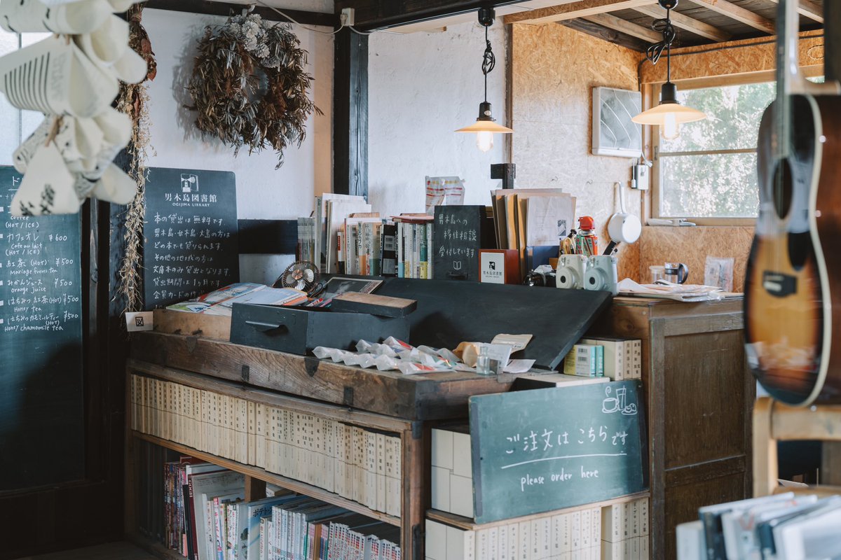 siar_pic's tweet photo. 小さな島の小さな図書館。 https://t.co/haiV5N7uuy
