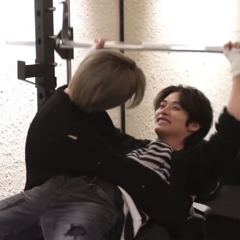 hanmingg's tweet photo. guys i think leeknow likes to sit on han’s lap………. https://t.co/LiLIQvNl4t