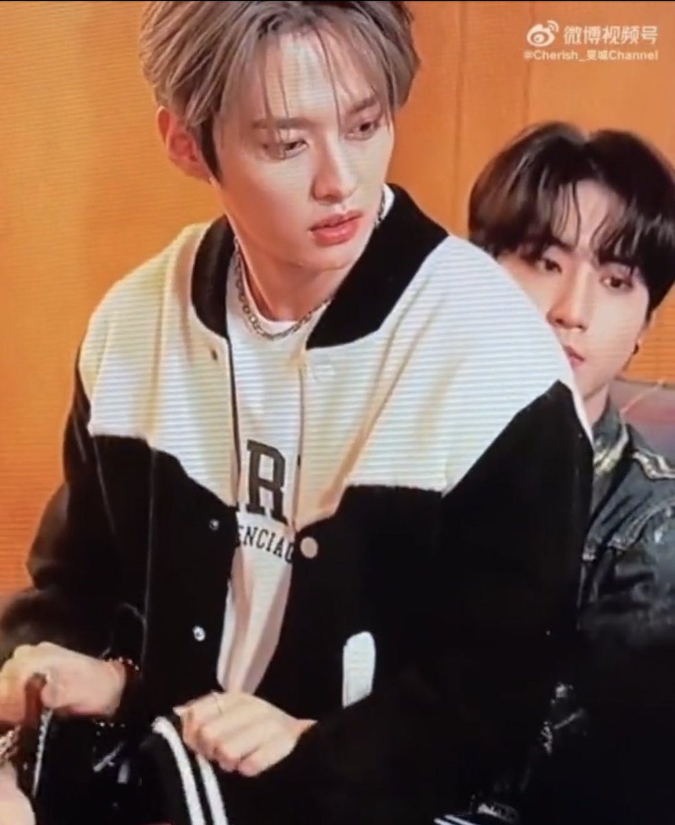 hanmingg's tweet photo. guys i think leeknow likes to sit on han’s lap………. https://t.co/LiLIQvNl4t