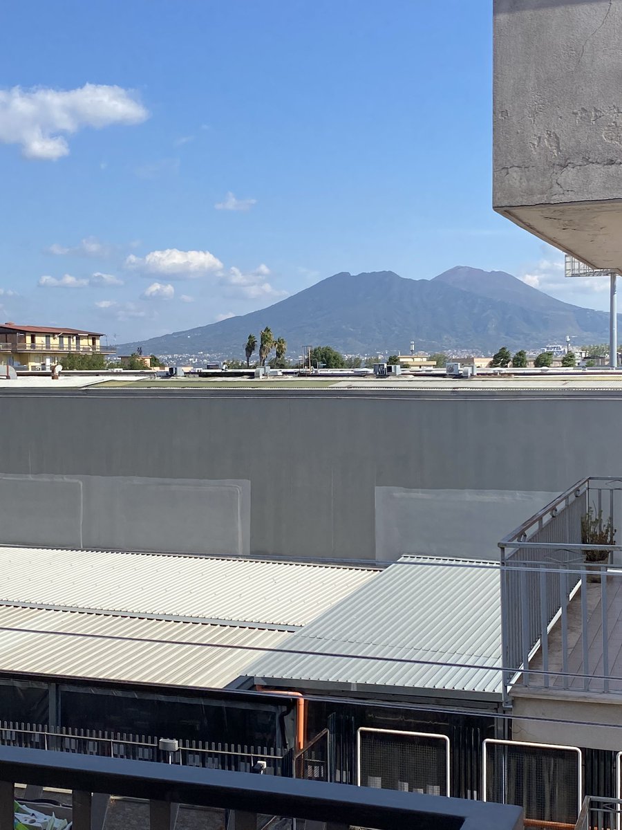 Buen día! Desde mi ventana se ve el vesuvio  🌋 saludos desde Napoles !!  #nadiedicenada