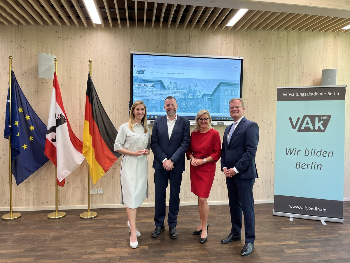 Senatsverwaltung für Finanzen (@senfin) on Twitter photo Kick-Off des „Digital Competence Checks“💪: StS Schyrocki und CDO Klement haben den Startschuss gegeben. Die <a href="/VAk_Berlin/">VAk Berlin</a> bietet allen Beschäftigten der Berliner Verw. ein digitales Unterstützungsangebot. Digitale Kompetenz = Schlüssel zur Verwaltungsmodernisierung #PEP2030. Kick-Off des „Digital Competence Checks“💪: StS Schyrocki und CDO Klement haben den Startschuss gegeben. Die <a href="/VAk_Berlin/">VAk Berlin</a> bietet allen Beschäftigten der Berliner Verw. ein digitales Unterstützungsangebot. Digitale Kompetenz = Schlüssel zur Verwaltungsmodernisierung #PEP2030.