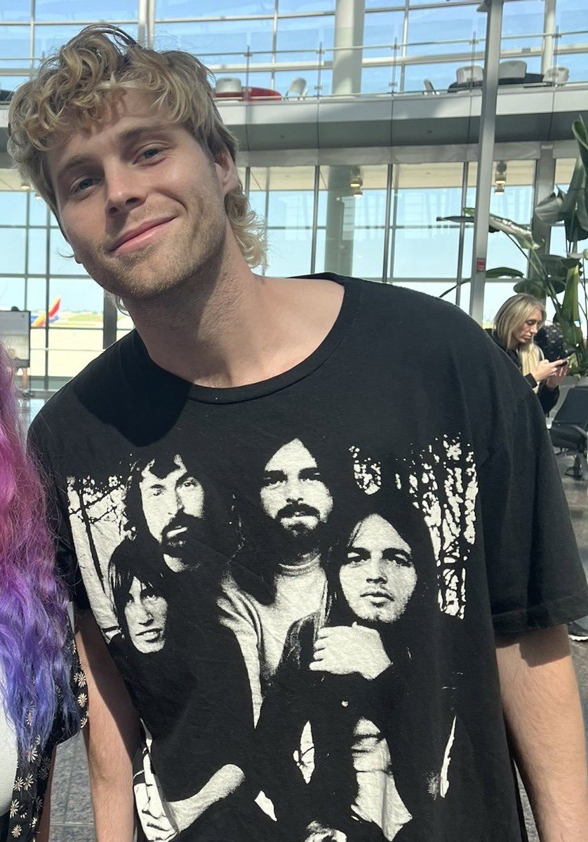 njhwildflower's tweet photo. you don’t understand, i’m in love with him in a way that’s detrimental to feminism https://t.co/JJqEjFFJuu
