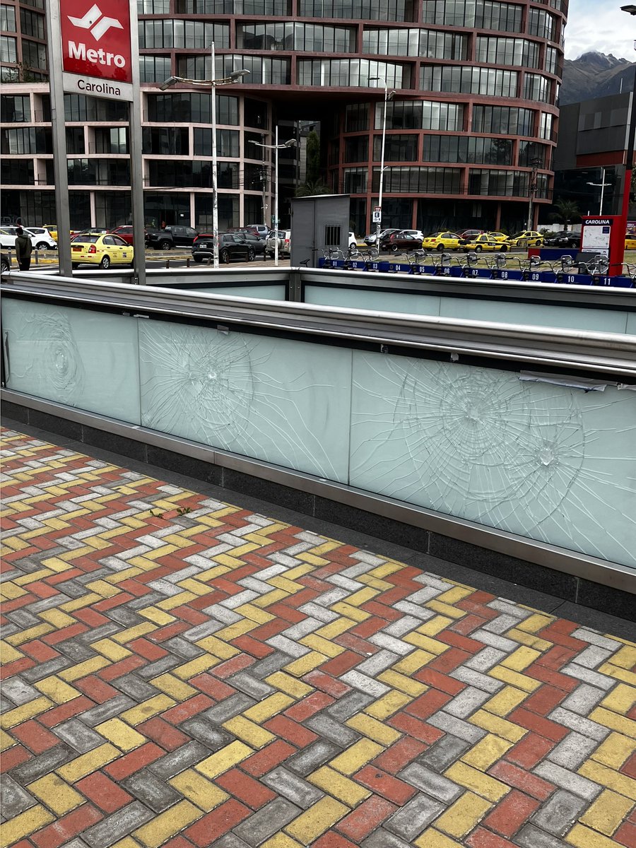 ssdavalos's tweet photo. El Metro de Quito no entra aún en funcionamiento y ya tiene estaciones vandalizadas. No tenemos remedio! https://t.co/9eN5c3CWlx