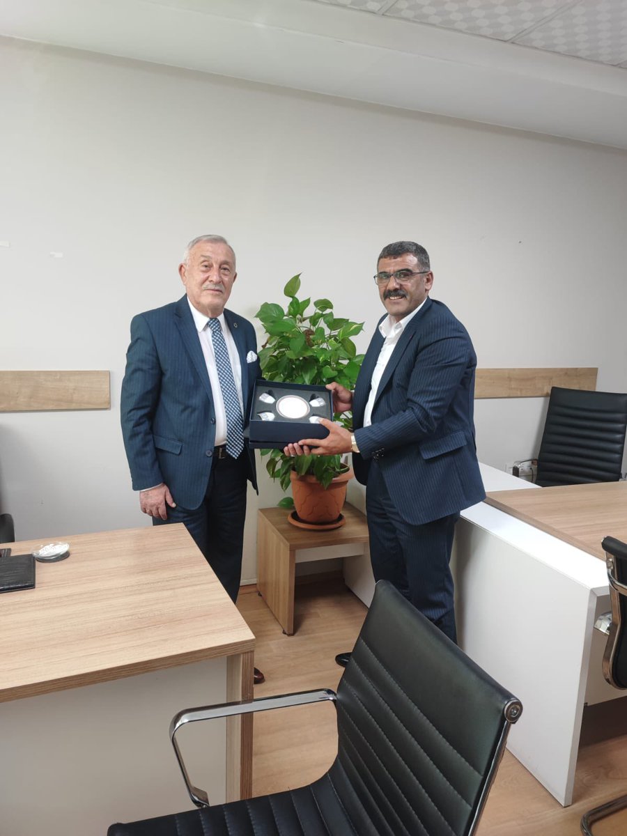 hizmetiselazig's tweet photo. Elazığ İl Genel Meclisi Üyesi Kıymetli büyüğümüz Sayın İsmail ÖKTEM’e ziyarette bulunduk. Sayın ÖKTEM’e, Şube Başkanımız @Mustafa70960372  ve Yönetim Kurulu üyelerimize ziyaretlerinde gösterdiği samimi ve candan ev sahipliğinden ötürü teşekkür ederiz. https://t.co/AbO7qtgBlH