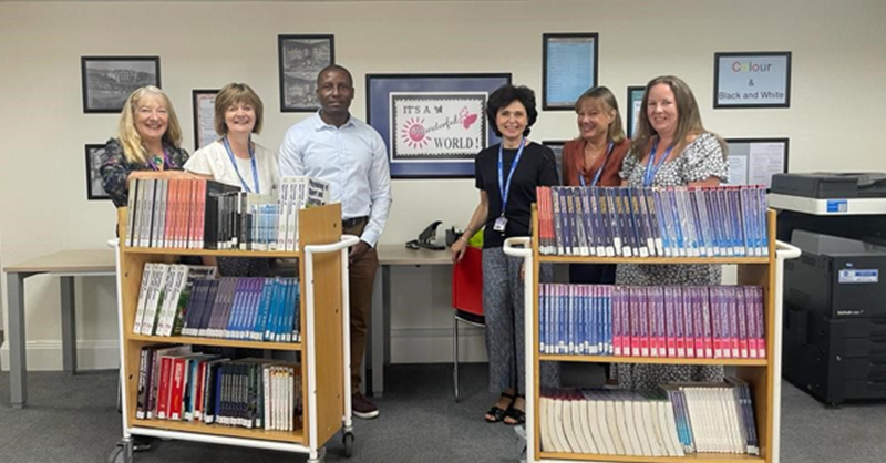 brightonalumni's tweet photo. Physiotherapist and @uniofbrighton alum, Desmond Macaulay, is helping to train the first physiotherapists in his home country of Sierra Leone.  

He’s pictured below with @QWLibrary staff who have donated withdrawn books for the medical library they’re building 📚