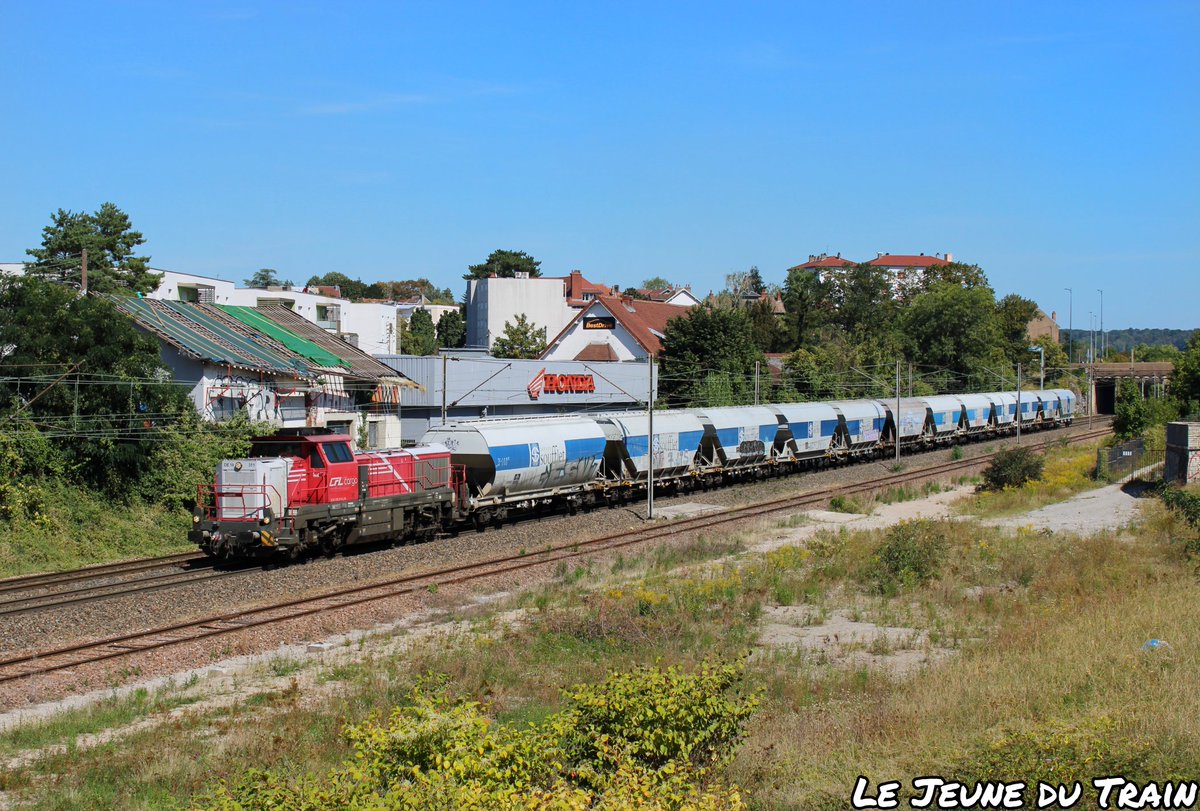 lejeunedutrain's tweet photo. Le SDM 402709 opéré par #CFLCargo reliant Mulhouse-Nord a Brazey-En-Plaine avec une Rame @GroupeSoufflet lors de son passage non loin du triage de St-Ferjeux a Besançon. 05/09/2023. https://t.co/IzOmQ9dNej