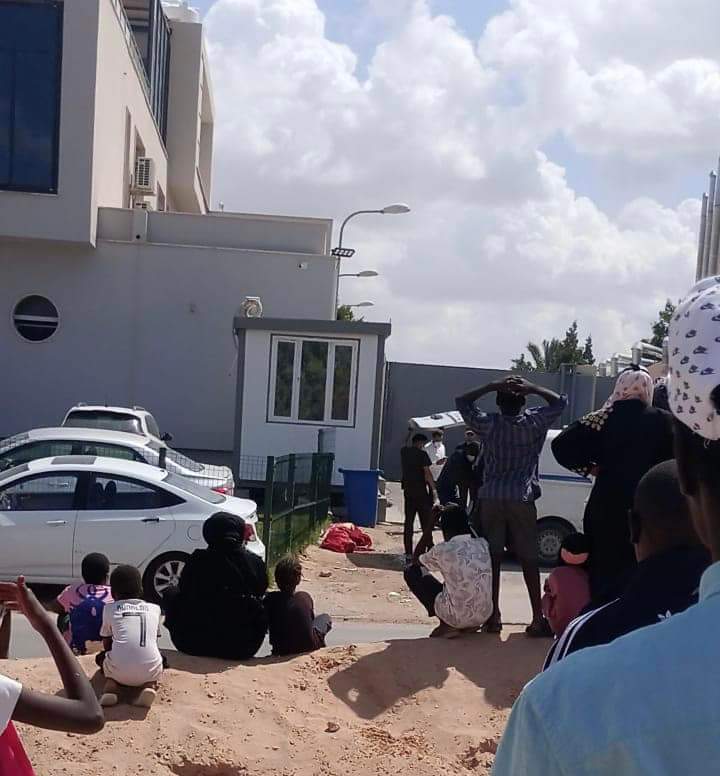وفاة طالب لجوء أمام مفوضية اللاجئين بطرابلس لحد الآن لم يتم الاعلان بشكل رسمي عن جنسيته واسباب وفاته 

منذ أكثر من شهرين يعتصم اكثر من 150 مهاجر أمام مفوضية اللاجئين في طرابلس بينهم أطفال ونساء واغلبهم فارين من الحرب القائمة في السودان