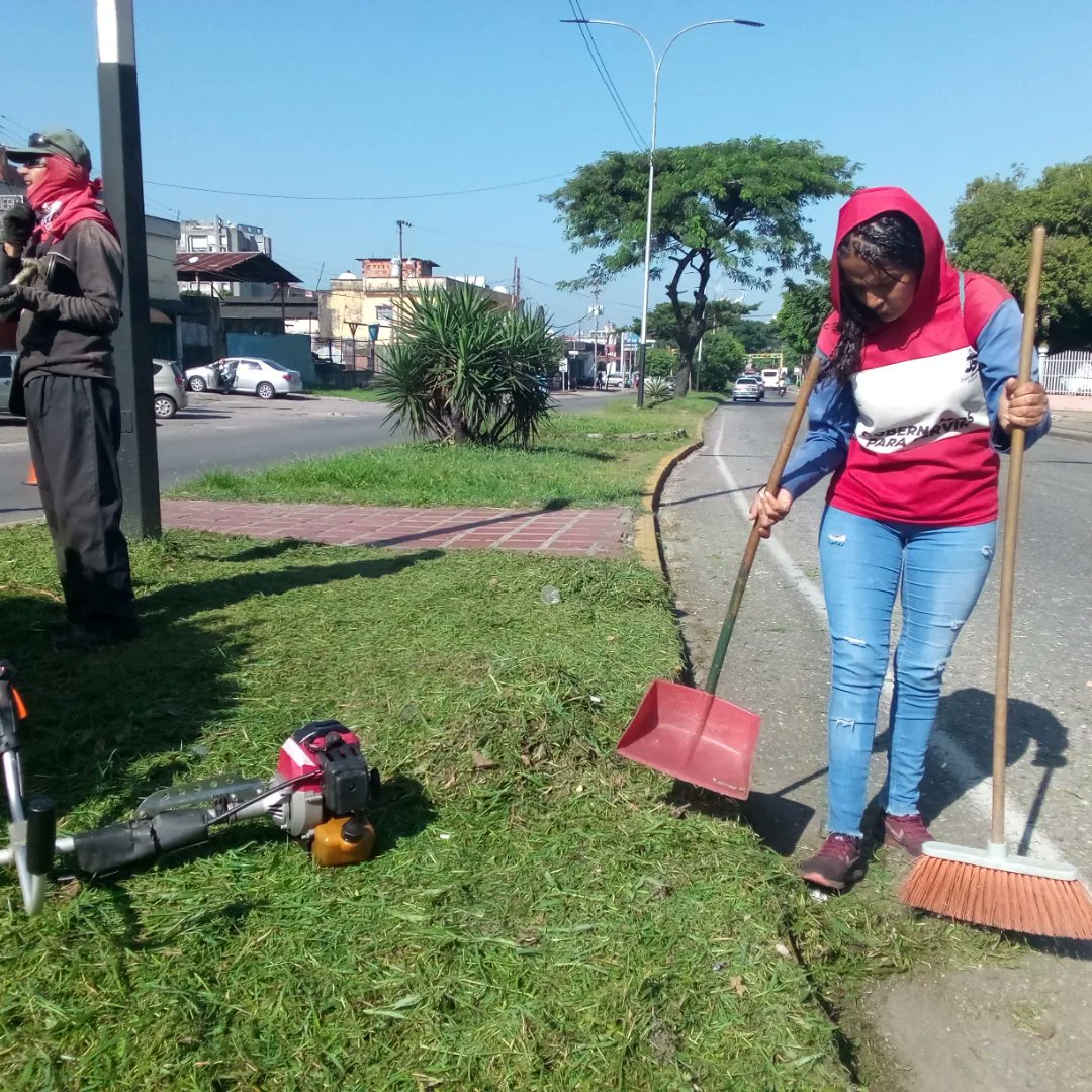 Instit12Febrero's tweet photo. #05sep hoy nos encontramos desplegado en:
 📍Av. Francisco de Miranda.
📍 Plaza Italia.

Realizando labores de mantenimiento y desmalezado de áreas verde e isla central.

#RibasVuelveASonreir
#GobernamosParaServir https://t.co/ePO6JI3oub
