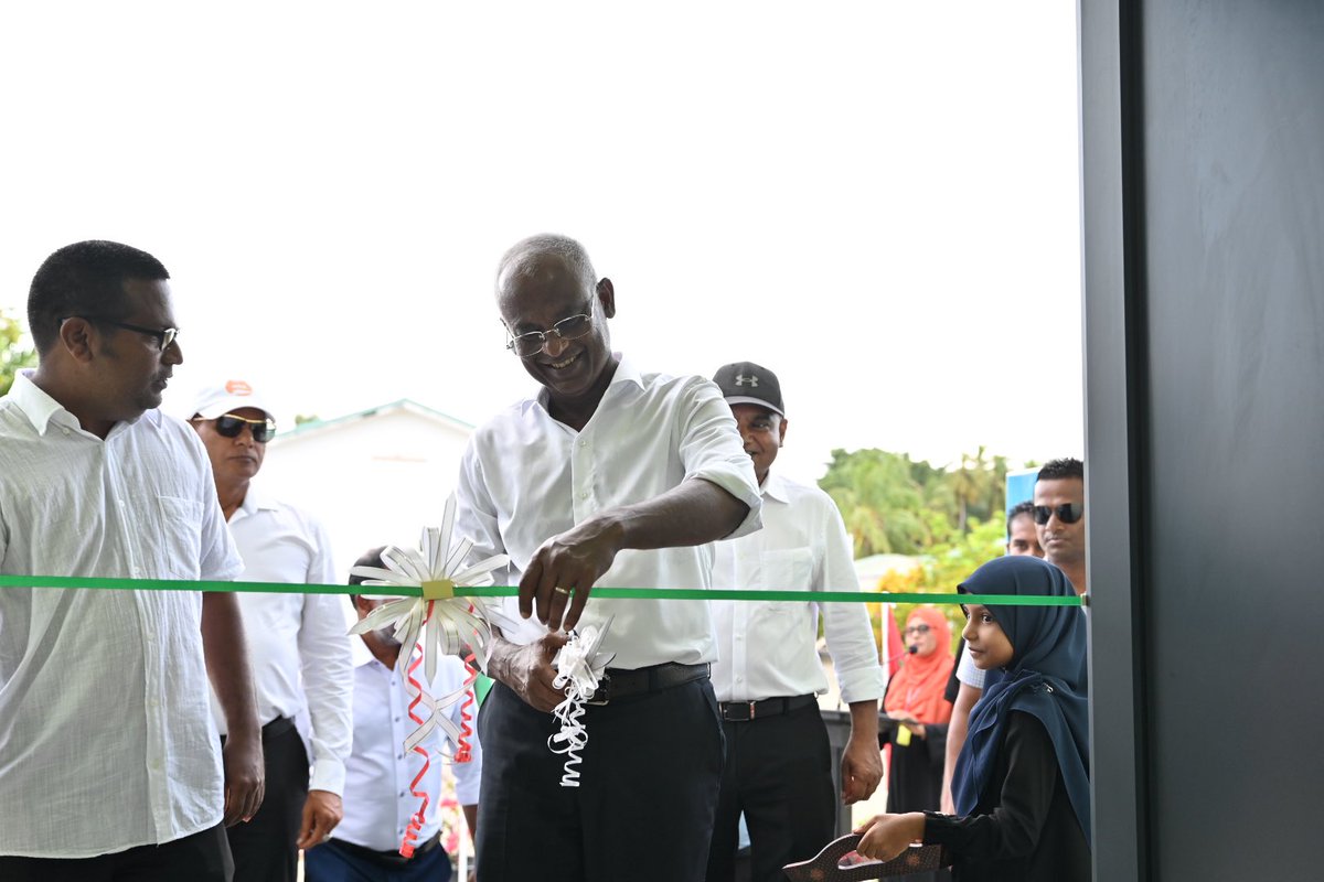 presidencymv's tweet photo. ރައީސުލްޖުމްހޫރިއްޔާ، ރ. ވާދޫ އިންޖީނުގެއާއި، ފެނަކަ އޮފީސް އަދި ޞިއްޙީ މަރުކަޒަށް އަލަށް އިތުރުކުރި ޢިމާރާތް ހުޅުއްވައިދެއްވައިފި  
https://t.co/PvxeIlsSkw https://t.co/fMcwsPkXNa
