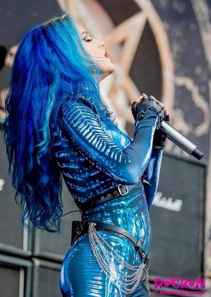 ALISSA WHITE-GLUZ 💙 💙 💙 💙 🖤 from Arch Enemy 📸: (?) #FemaleFrontedBand #MelodicDeathMetal #Metal #Metalcore #PowerMetal #TrashMetal #Deathcore #MetalQueen #MetalGoddess #WomanOfMetal #DeathMetal #MetalWoman #Sexy #QueenBeastOfMetal #ArchEnemy #AlissaWhiteGluz #BabyBlue