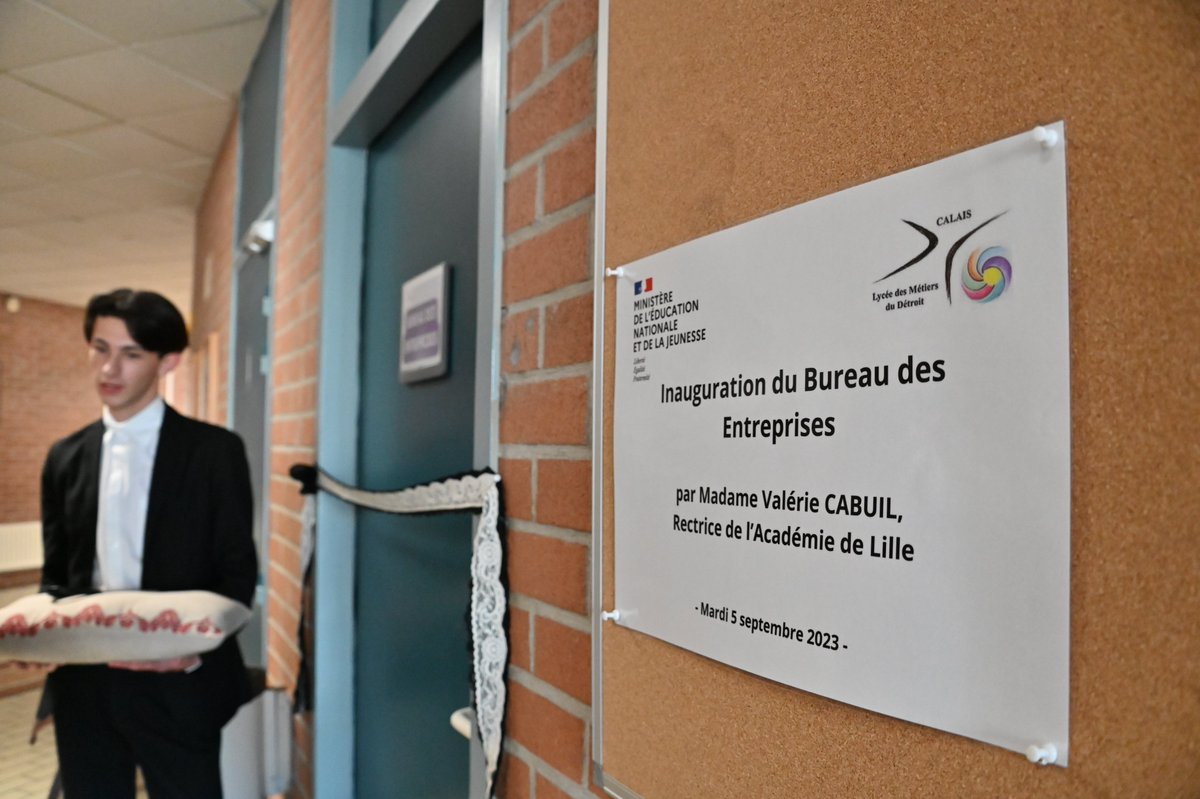 AcLille's tweet photo. Valérie Cabuil et @RibaudRoger ont été accueillis au LP du Détroit #Calais
🔹Défilé des élèves de la section métiers de la mode👏
🔸Inauguration du bureau des entreprises
🔹Présentation du projet #CNR autour du bien-être et de la réussite des élèves
Bonne #Rentrée2023 
#VoiePro https://t.co/8GDQpQlVmy