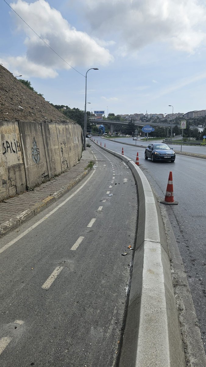 GOpaşa bisiklet yolları beton bariyerler ile ayrılıyor inşallah  burası artık sorun olmaktan kurtulmuş olur. Emeği geçenlere teşekkür ederiz.
<a href="/IBB_Bisiklet/">İBB Bisiklet</a>