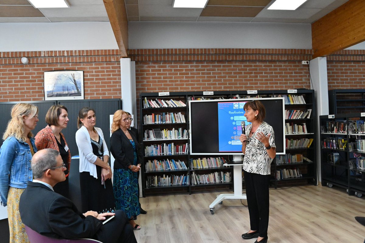 AcLille's tweet photo. Valérie Cabuil et @RibaudRoger ont été accueillis au LP du Détroit #Calais
🔹Défilé des élèves de la section métiers de la mode👏
🔸Inauguration du bureau des entreprises
🔹Présentation du projet #CNR autour du bien-être et de la réussite des élèves
Bonne #Rentrée2023 
#VoiePro https://t.co/8GDQpQlVmy