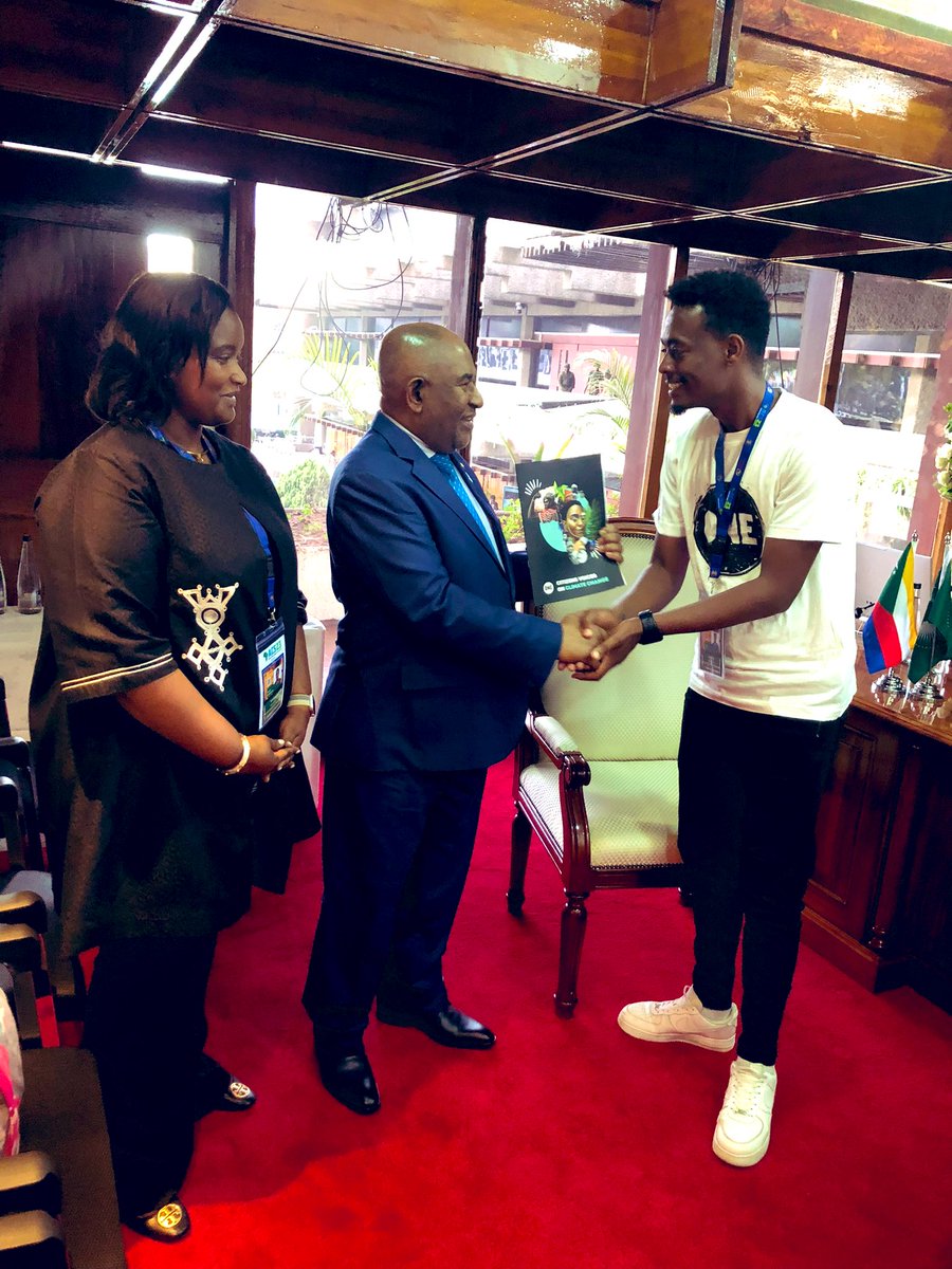 AU &amp; EA Director, <a href="/nindorine/">Dorine Nina</a> &amp; <a href="/BisratFikadu/">Bisrat Fikadu</a> presenting the citizens voices to H.E. Azali Assoumani, President of Comoros and Chairperson of the African Union <a href="/PR_AZALI/">AZALI Assoumani</a> #PoweredByAfrica #AfricaClimateSummit