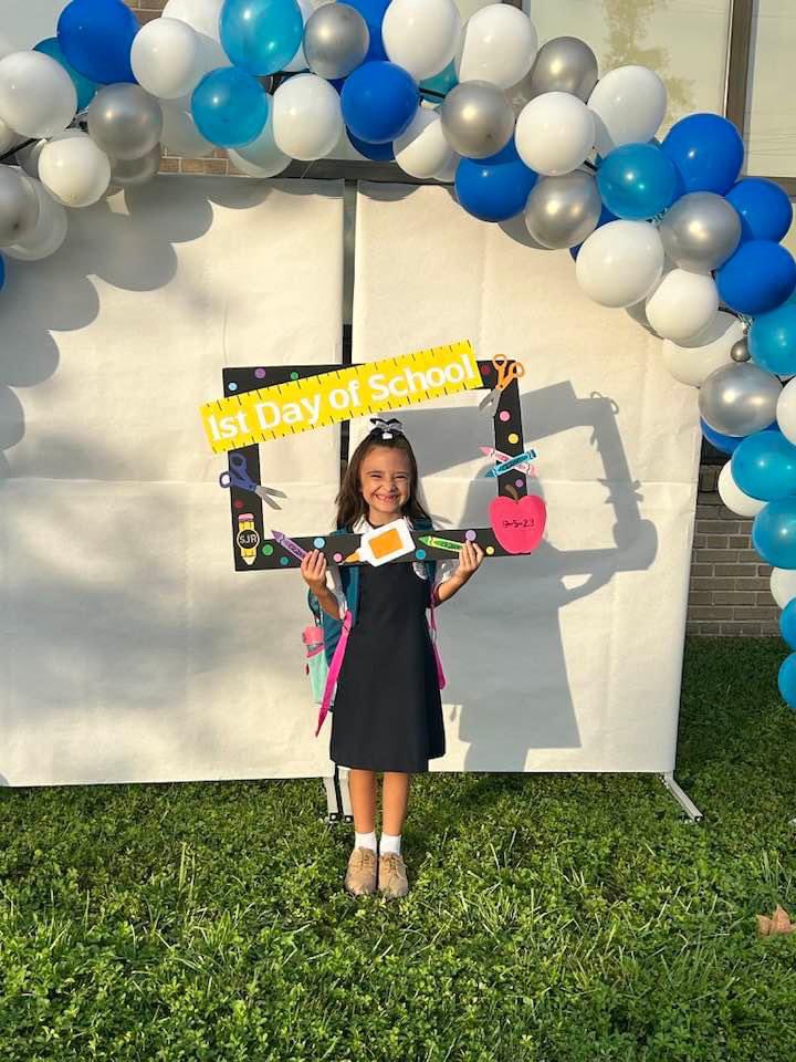 SteveJBeecher's tweet photo. Veronica is ready for her #firstdayofschool #thereisnoplaceliketome @stjamesregional https://t.co/y4ei7Qqllo