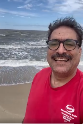 borenbears's tweet photo. Even on the beach in pre-Labor Day vacation, I'm showing my #APNewsGuild colors by wearing my Guild t-shirt (I've got another one on today now that I'm back at desk). @AP claims that it values its journalists, its contract offer shows the opposite. #DoBetterAP https://t.co/3BxNpBgmh5