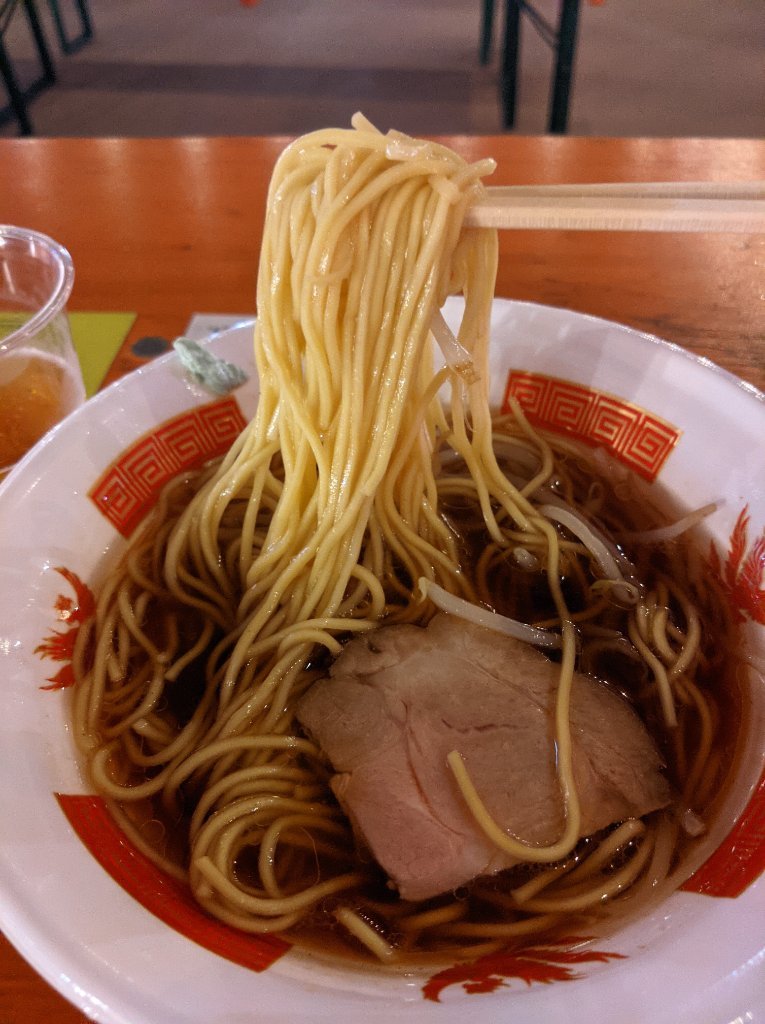 tsukitosake's tweet photo. FULALI KYOBASHI 行ってきた。初訪問。行く時間が遅かったからか空いていた。
「屋台ラーメン つきと」でラーメンとビールを注文。
甘みのある濃い口醤油味で美味しい。麺はストレートで食べ応えがある。外で食べる開放感もまた👍
#FULALI KYOBASHI #京橋 #屋台 #ラーメン https://t.co/13qjZcDOBl