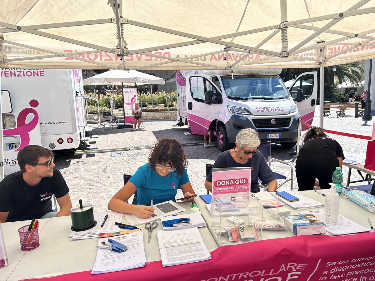 claudiafinelli1's tweet photo. Da oggi la carovana della prevenzione si muoverà tra i #designeroutlet e #castelromano si veste di rosa👚👛#tourrosa2023 https://t.co/KRflzRkKdu
