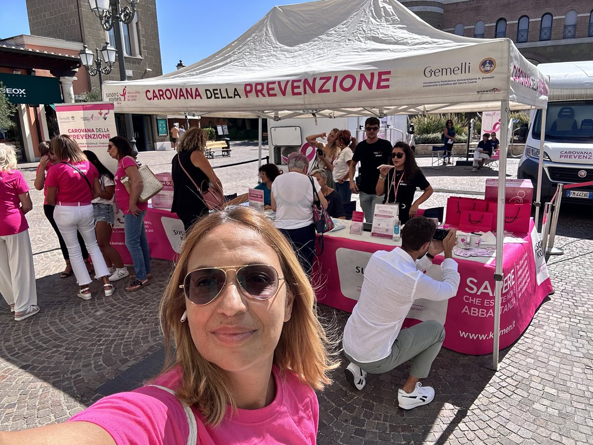claudiafinelli1's tweet photo. Da oggi la carovana della prevenzione si muoverà tra i #designeroutlet e #castelromano si veste di rosa👚👛#tourrosa2023 https://t.co/KRflzRkKdu
